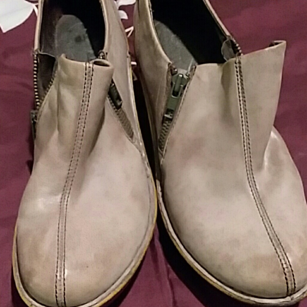 Ankle high leather boots